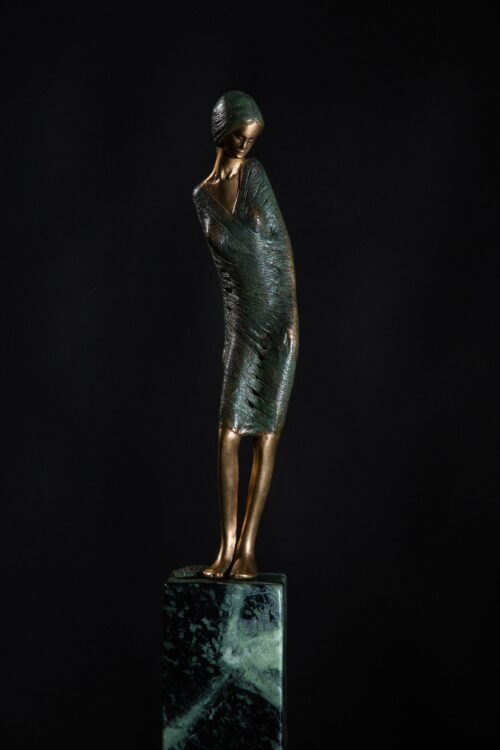 Sebastian Rainer Skulptur: Lady aus Bronze auf einer Serpentinstehle